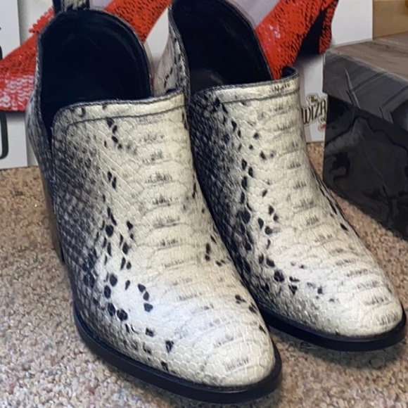 🆕Jeffrey Campbell Snakeskin Booties - Picture 9 of 9